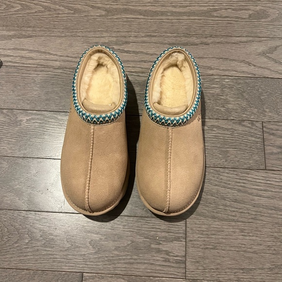 Ugg Tasman II Slipper  Color: Driftwood / White Pepper  big kids size - Picture 9 of 11